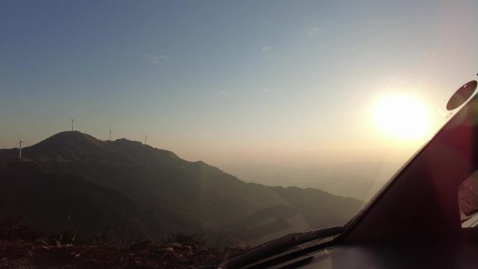 夕阳开车在山路上