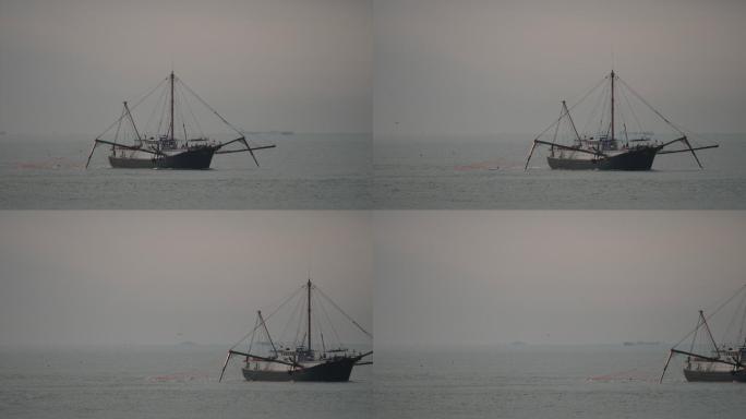 渔船经过海面
