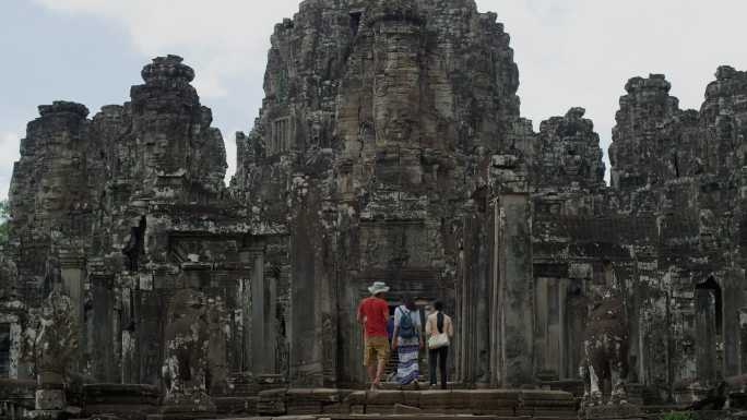 柬埔寨 吴哥窟 导游带中国游客参观巴戎寺