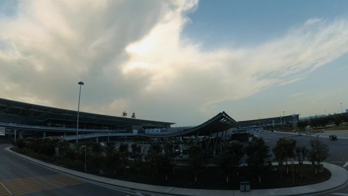 古都西安咸阳国际机场车流云涌大气延时