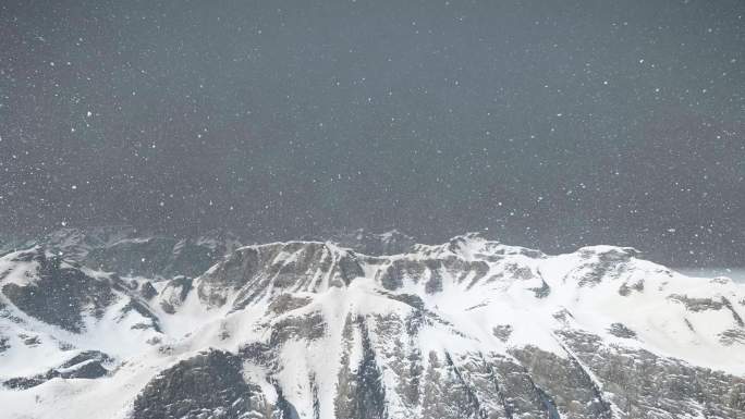 雪山大雪纷飞铭记历史悲壮背景