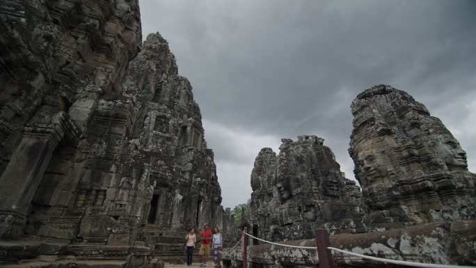 柬埔寨 吴哥窟 导游带中国游客参观巴戎寺