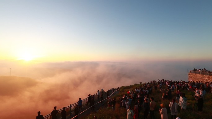 浙江会稽山东白山七夕人群日出云海云雾蓝天