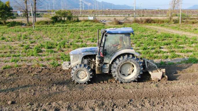 4K 现代化农耕机器在地里翻土
