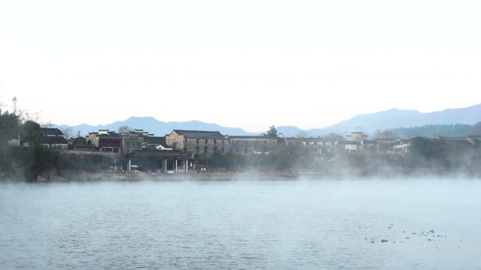 安徽宣城泾县桃花潭晨雾古建筑河流远山风景