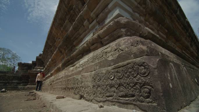 柬埔寨 吴哥窟 导游带中国游客参观茶胶寺