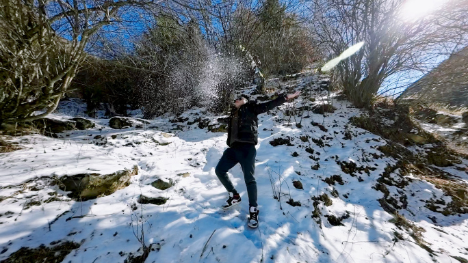 雪地里年轻人玩雪240帧升格素材