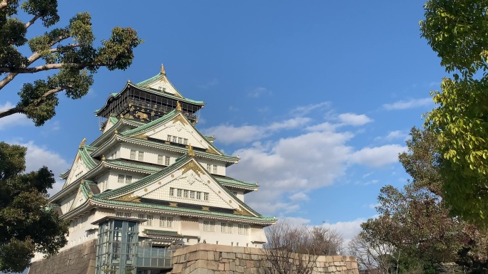 大阪城公园天守阁蓝天白云飞机划过天空