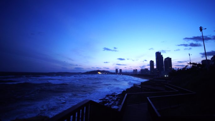 山东威海国际海水浴场黎明前的海浪