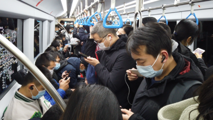 北京地铁人流上班下班夜晚乘车回家疲惫打工