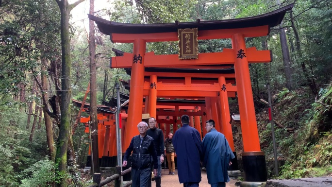 日本旅游景伏见稻荷大社朱红色牌坊千本鸟居