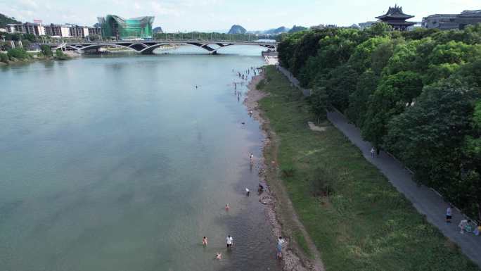 桂林夏季漓江游泳的市民