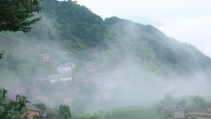 大雾吹进高山古村落