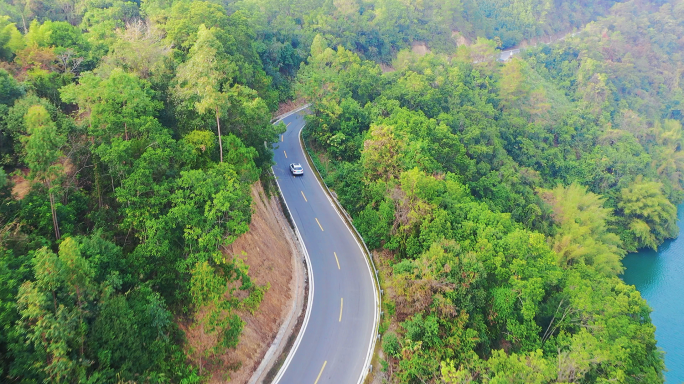 汽车行驶在沿江山路