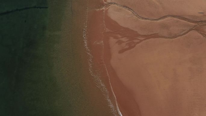 俯拍海边沙滩海浪平静的大海