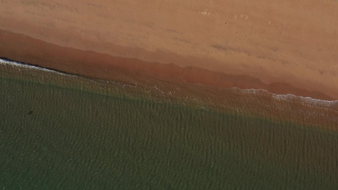 俯拍海边沙滩海浪平静的大海