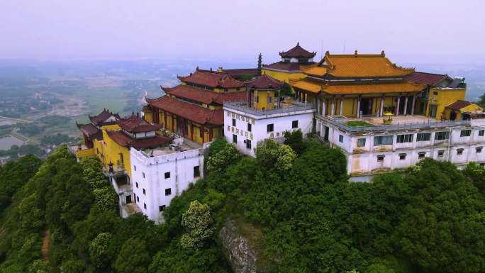 山顶上千年古寺，当地人昵称“小布达拉宫”