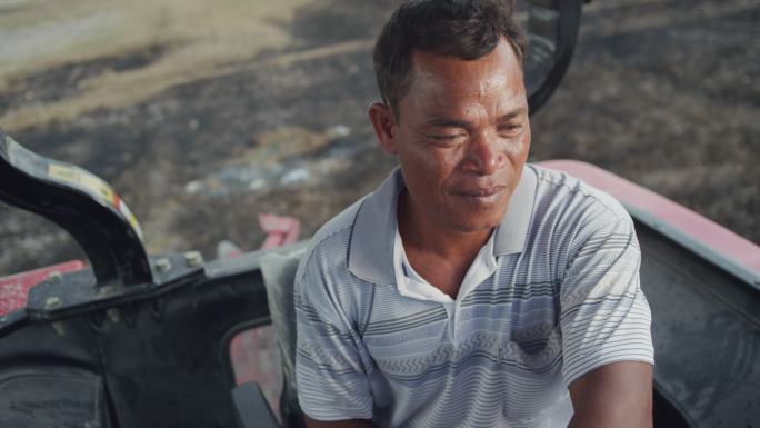 柬埔寨农民在农田驾驶拖拉机