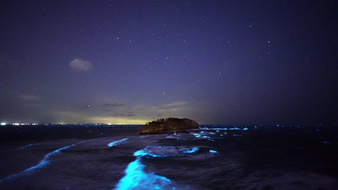 山东威海高区小石岛的荧光海浪与星空