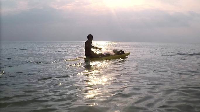 海边夕阳日落唯美丁达尔渔民打鱼父子冲浪