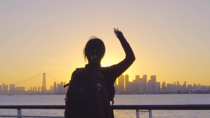 美女旅行背包客海边夕阳