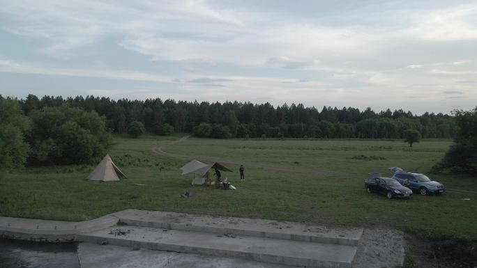 野营森林中大帐篷