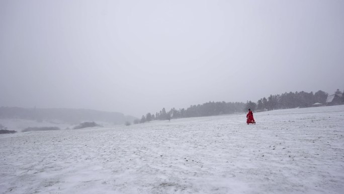 古代女子雪地行走奔跑背影