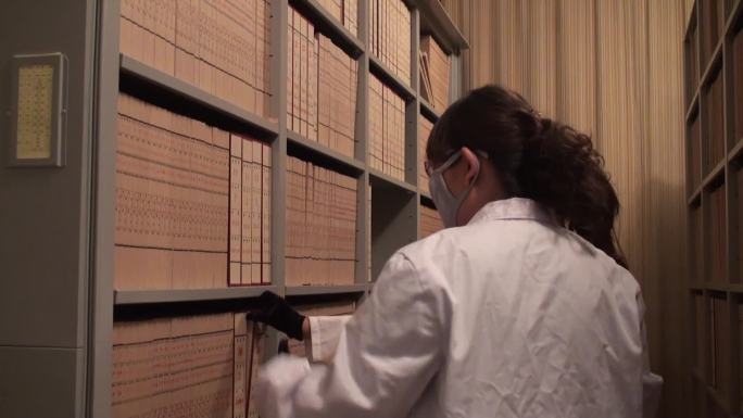 档案馆工作人员查阅资料档案管理开启档案室