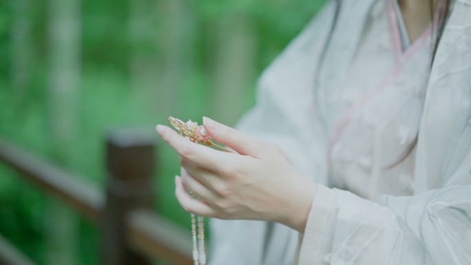 穿汉服的女生手中拿着簪子特写国风空镜头