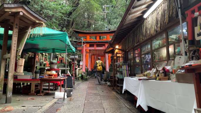 日本旅游景伏见稻荷大社朱红色牌坊千本鸟居