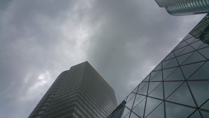 仰拍高楼玻璃上的云延时