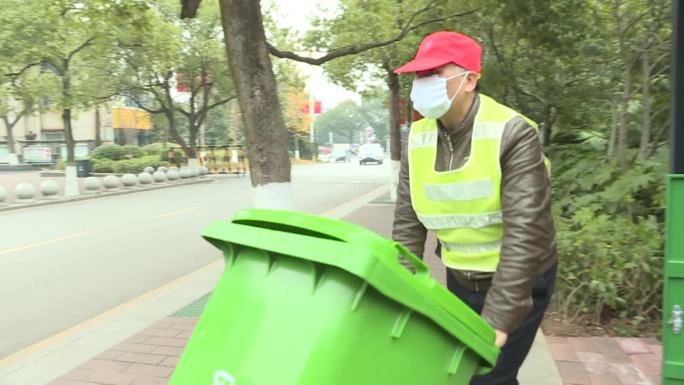 环卫工人和垃圾转运车辆转运垃圾