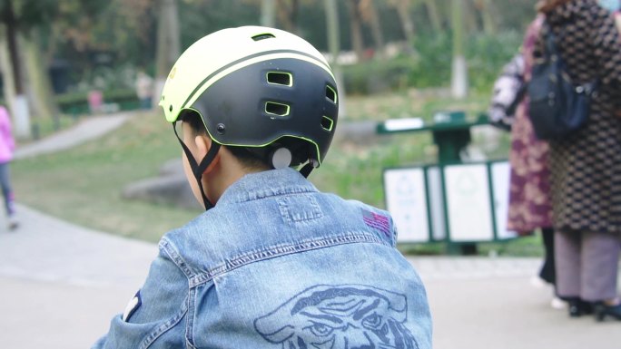 戴头盔小朋友骑自行车