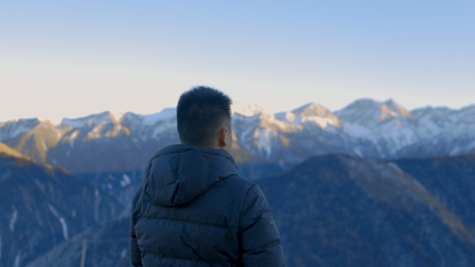 夕阳下的雪山、男人背影