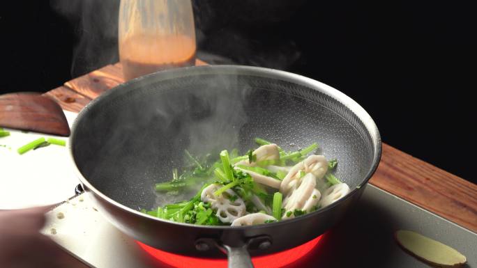 中式家常小炒菜芹菜炒藕片烹饪过程