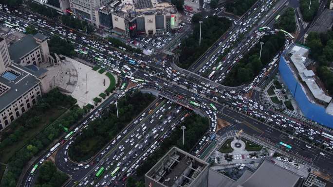 雨后城市交通拥堵车水马龙西安交通堵车加塞