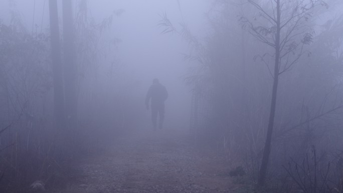 6K雾中远去的中年男人背影