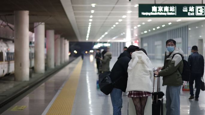 疫情期间南京南火车站里戴口罩的乘客