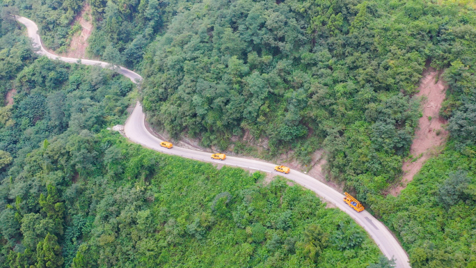 电力抢险车在山路森林中行驶