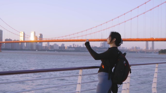 美女手机拍摄风景