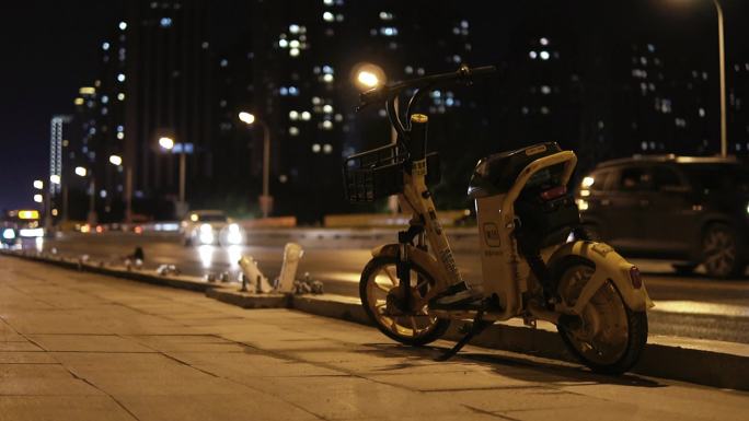 雨夜车流中孤独的共享单车忧郁感