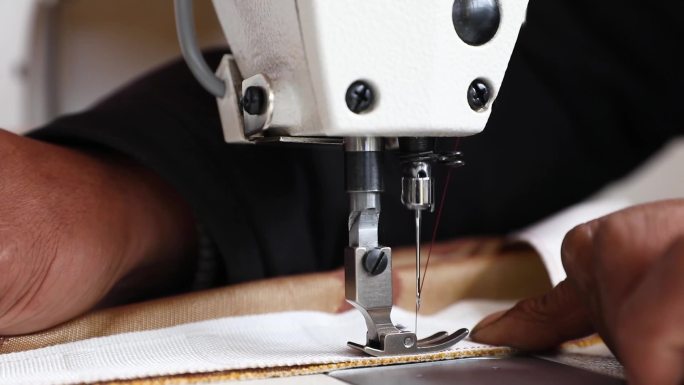 缝纫机缝制衣物