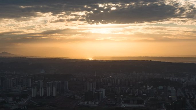 风起云涌夕阳照在大地