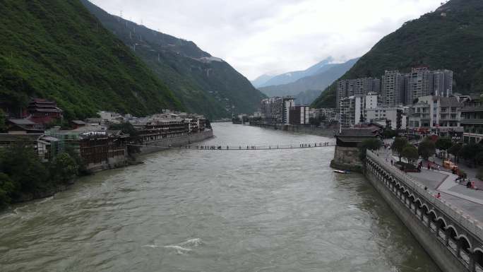 西藏历史景点泸定桥湍急河流铁索桥大山航拍