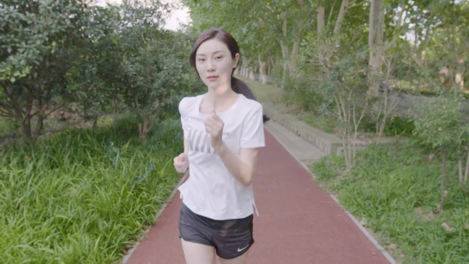 女生在室外跑步 健身