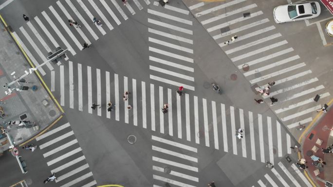 十字路口人行横道俯拍行人