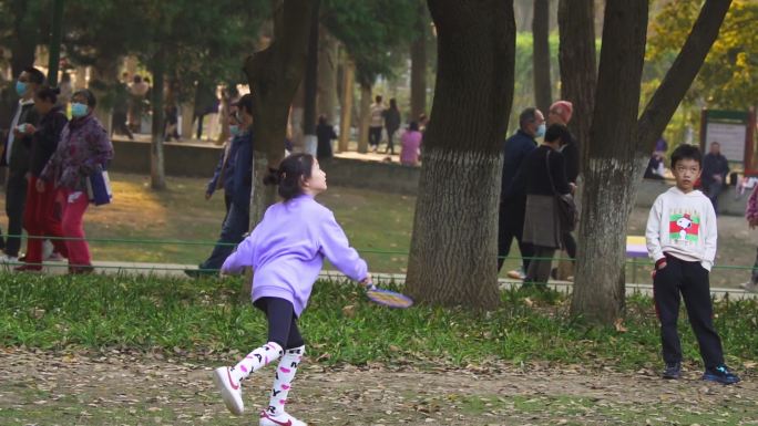 公园小女孩打羽毛球