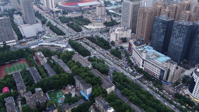 雨后城市交通拥堵车水马龙西安交通堵车加塞