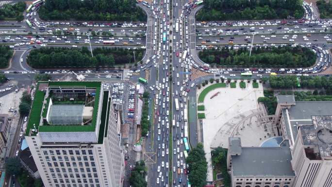 雨后城市交通拥堵车水马龙西安交通堵车加塞