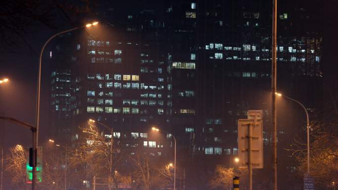 夜晚加班 繁华城市车流 写字楼办公室夜景